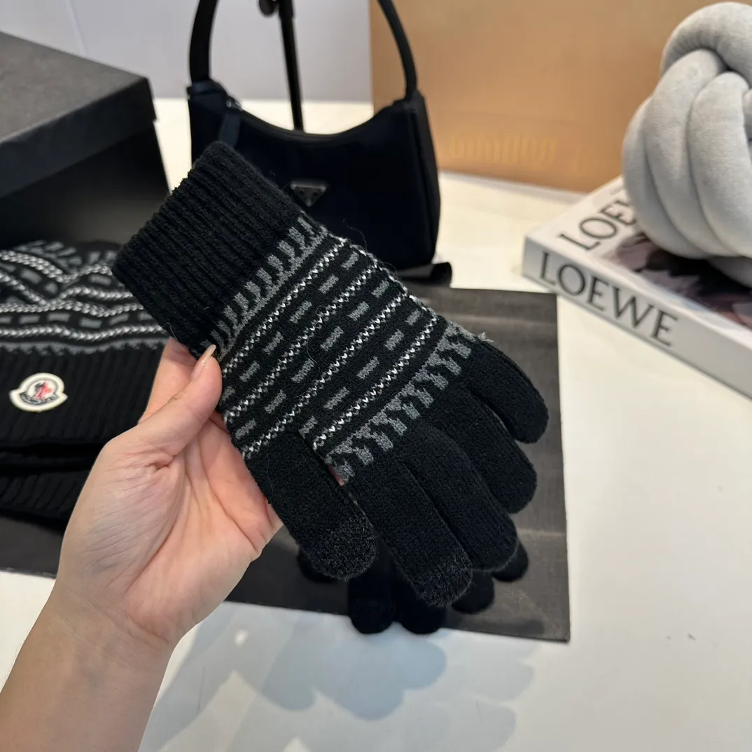 P140 Moncler Moncler 💥 Mouth three-piece set, gloves, hat, scarf, original replica. Very soft and skin-friendly, very elastic 💓 Textured and very versatile style ~ Warm, one size fits all and elastic ~ Unisex, can be worn by any head size. Super quality, highly recommended