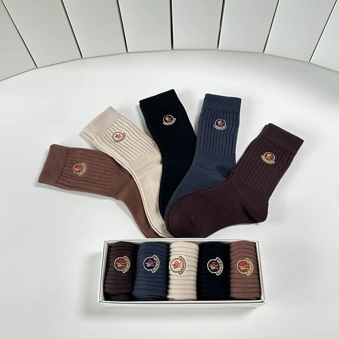 Special P100 💛 Comes with counter packaging MONCLER’s latest mid-length cashmere embroidered socks! Five pairs in a box, synchronized tube socks at the counter, 💛 big brands are out, a must-have for fashionistas 🔥 super easy to match