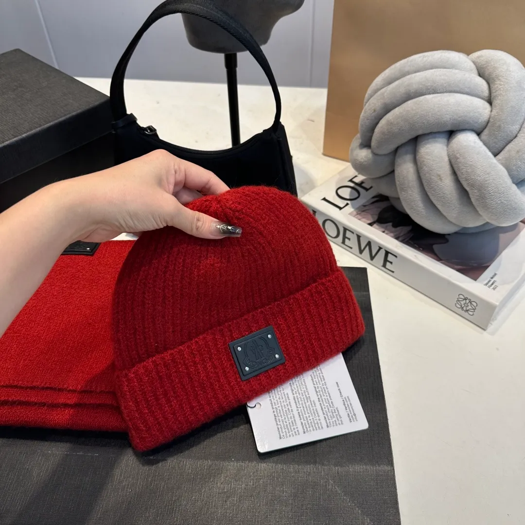 P140 Moncler muzzle suit 2025 autumn and winter style cuffed wool knitted beanie High quality customization! This must be my favorite of minimalism. It is clean, neat, fashionable and versatile, and will definitely not be picky about your face shape! A fashionable classic that lasts forever! Both men and women are welcome!