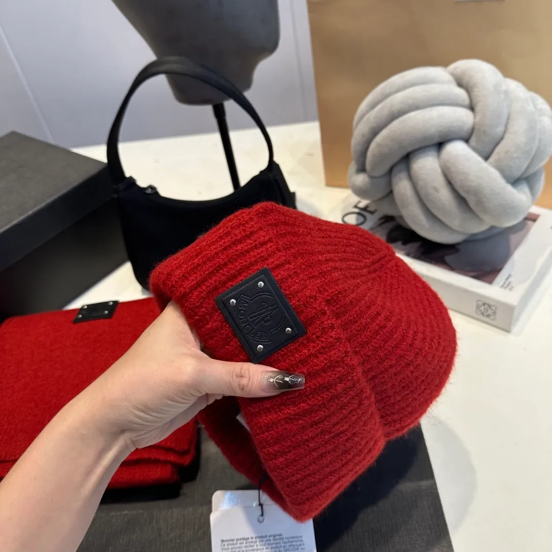 P140 Moncler muzzle suit 2025 autumn and winter style cuffed wool knitted beanie High quality customization! This must be my favorite of minimalism. It is clean, neat, fashionable and versatile, and will definitely not be picky about your face shape! A fashionable classic that lasts forever! Both men and women are welcome!