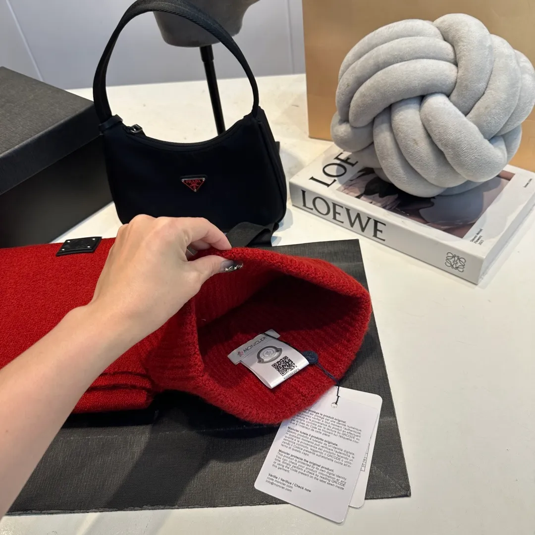 P140 Moncler muzzle suit 2025 autumn and winter style cuffed wool knitted beanie High quality customization! This must be my favorite of minimalism. It is clean, neat, fashionable and versatile, and will definitely not be picky about your face shape! A fashionable classic that lasts forever! Both men and women are welcome!