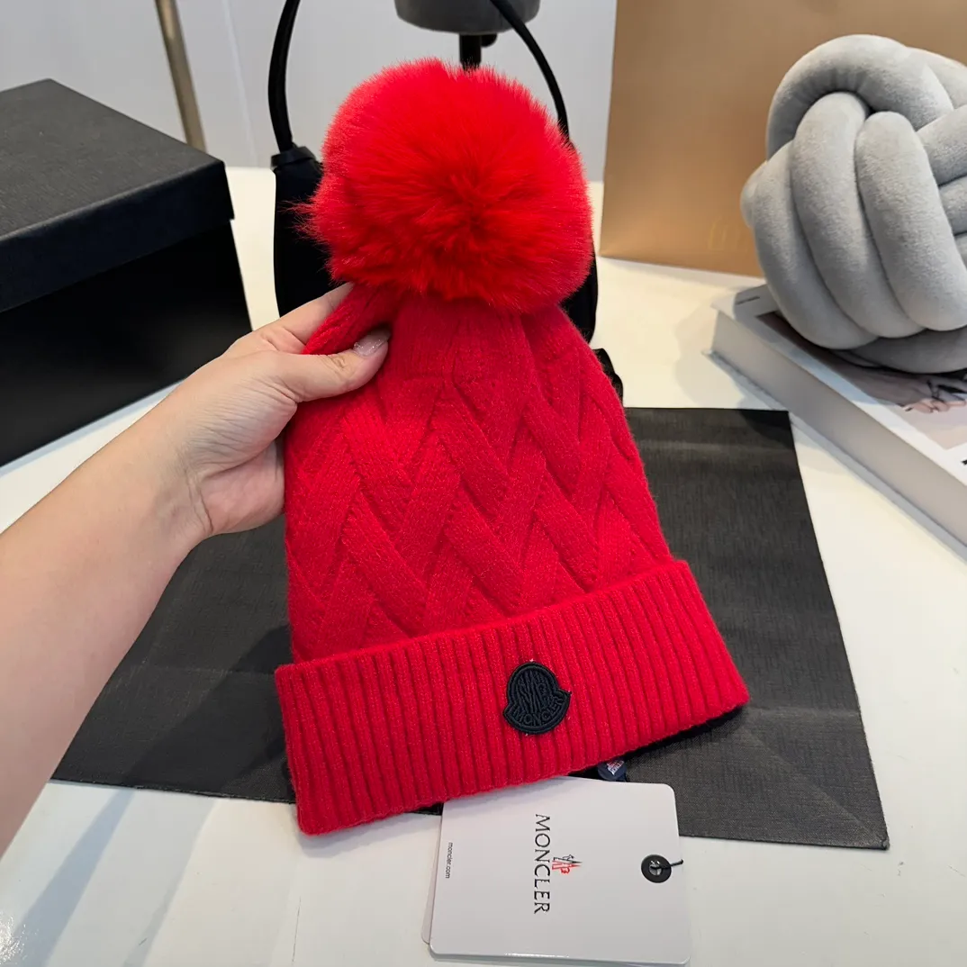 P170 Moncler autumn and winter counter model knitted beanie + scarf + gloves three-piece set, classic pattern, warm and fashionable! Fashionable and popular 🌸First-class texture, pure wool