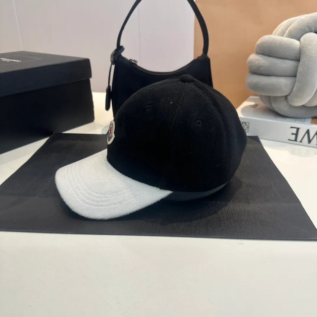 P60 moncler baseball cap, a must-have for no-makeup makeup. It looks cool when paired with sweaters and T-shirts! The days when I don’t wash my hair all depend on this hat~