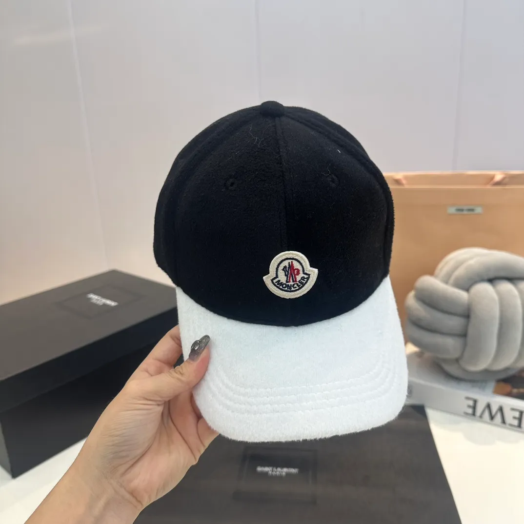 P60 moncler baseball cap, a must-have for no-makeup makeup. It looks cool when paired with sweaters and T-shirts! The days when I don’t wash my hair all depend on this hat~