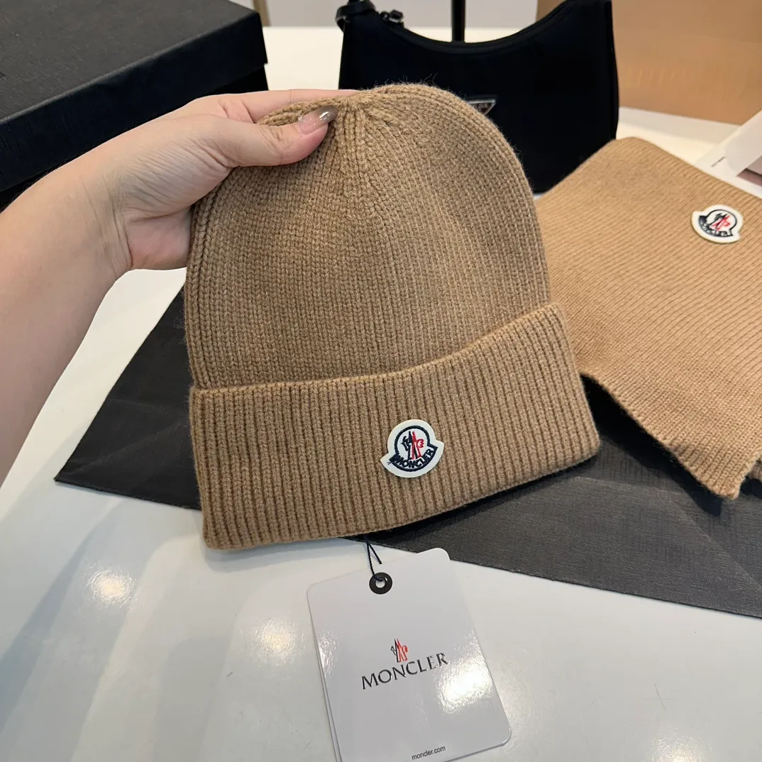 P160 Moncler muzzle suit autumn and winter style cuffed wool knitted beanie High quality customization! This must be my favorite of minimalism. It is clean, neat, fashionable and versatile, and will definitely not be picky about your face shape! A fashionable classic that lasts forever! Both men and women are welcome!