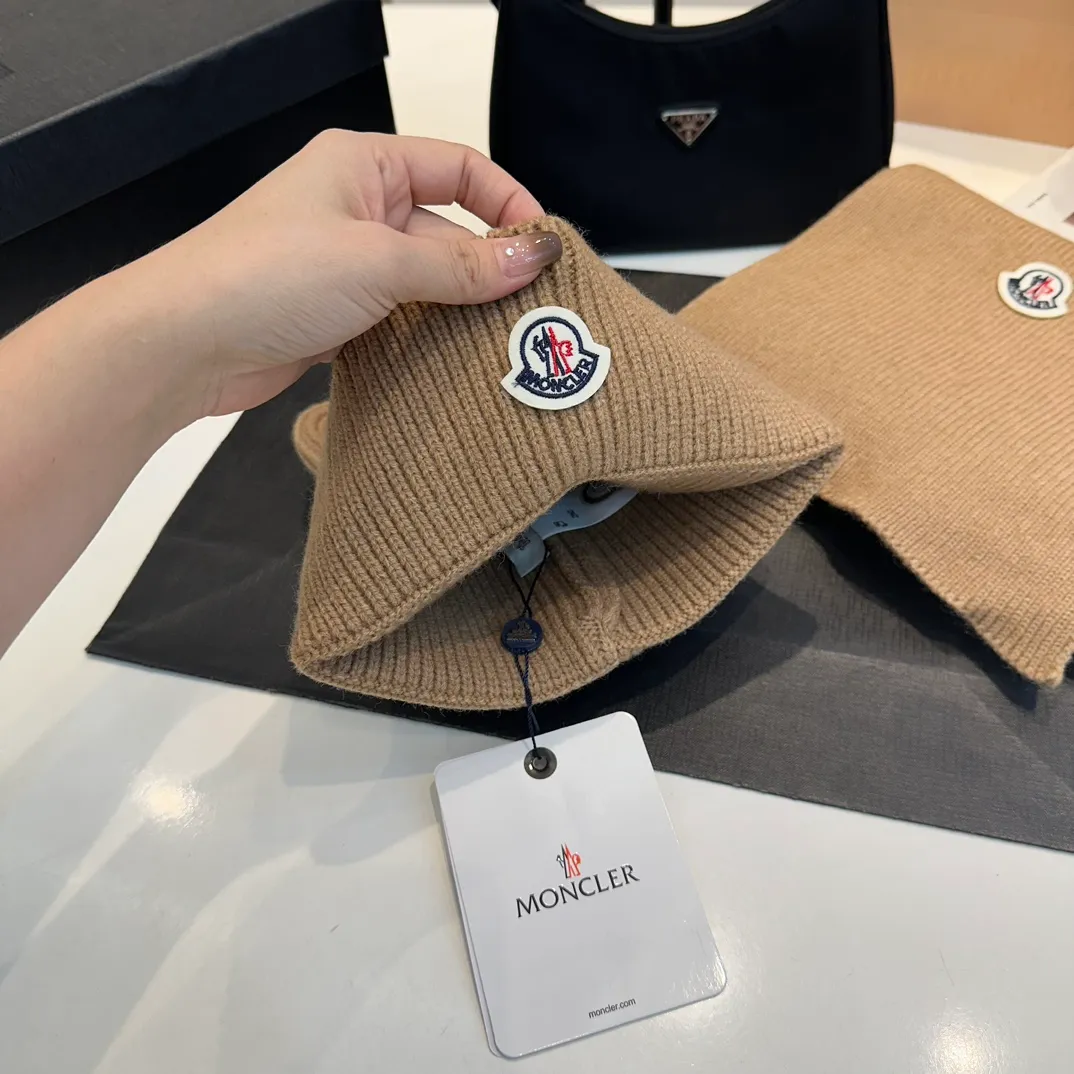 P160 Moncler muzzle suit autumn and winter style cuffed wool knitted beanie High quality customization! This must be my favorite of minimalism. It is clean, neat, fashionable and versatile, and will definitely not be picky about your face shape! A fashionable classic that lasts forever! Both men and women are welcome!