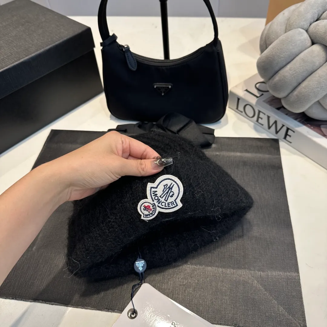 P56 MONCLER 🎩 wool knitted beanie, good quality, high-end, super soft! Super hot💖The texture is great and it’s great to match when out on the street! Fashion trends! A must-have item for winter, the same style for men and women, get it now!