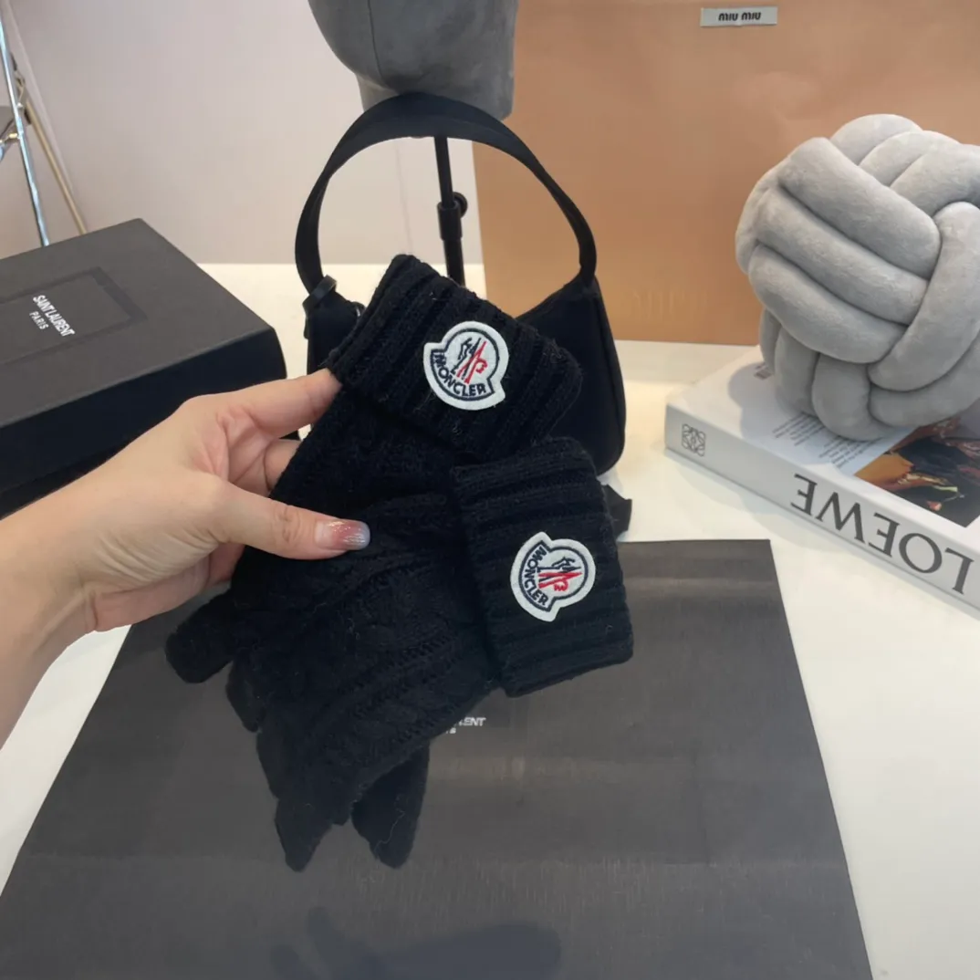 P180 Moncler wool knitted three-piece set, gloves + hat + scarf set ❄️ Wool knitted, super cute with cashmere scarf, a must-have for autumn and winter