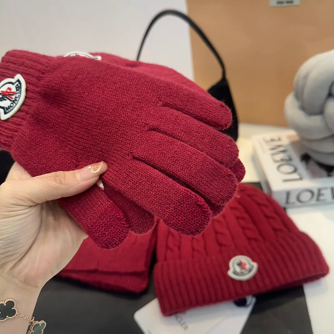 P180 Moncler autumn and winter counter model knitted beanie + scarf + gloves three-piece set, classic pattern, warm and fashionable! Fashionable and popular 🌸First-class texture, pure wool