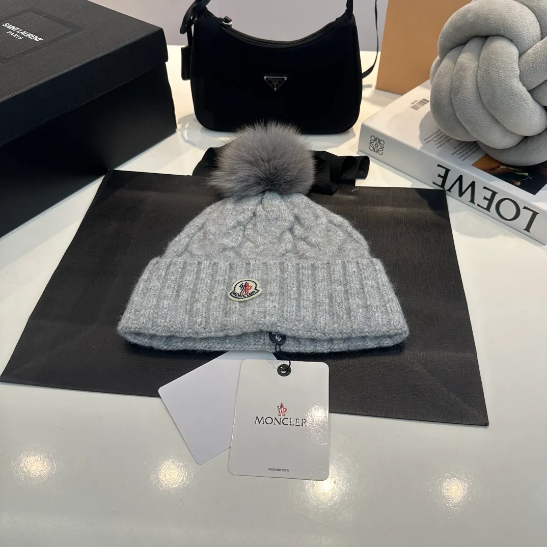 P90 Moncler👒high-end genuine exclusive style, hemp flower knitted hat, made of selected wool, skin-friendly and super soft‼ ️Paired with fox fur balls, it is very age-reducing‼ ️Complete trademark hangtags