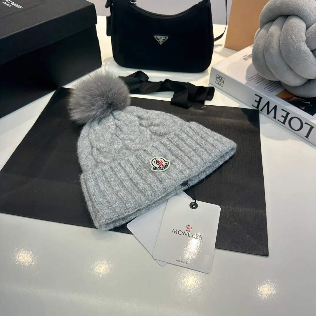 P90 Moncler👒high-end genuine exclusive style, hemp flower knitted hat, made of selected wool, skin-friendly and super soft‼ ️Paired with fox fur balls, it is very age-reducing‼ ️Complete trademark hangtags