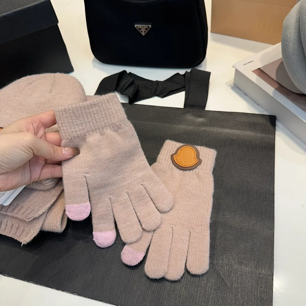 P110 Moncler wool knitted three-piece set, gloves + hat + scarf set ❄️ Wool knitted, super cute with cashmere scarf, a must-have for autumn and winter