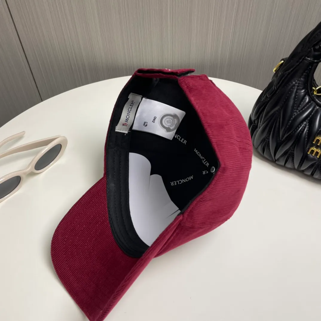 P70 Moncler Mouth Mouth New Autumn and Winter Corduroy Baseball Cap, full of texture. This year’s corduroy hat is really yyds ~