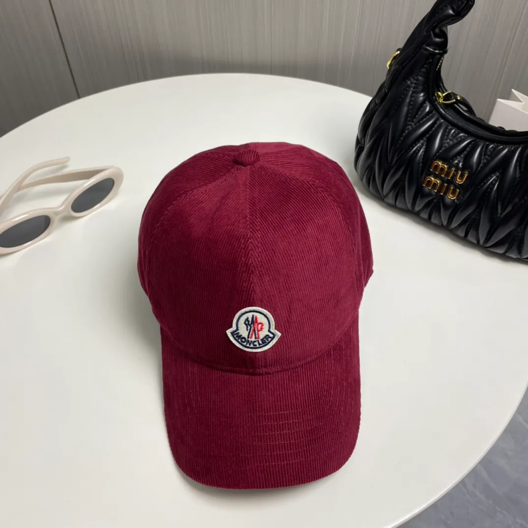 P70 Moncler Mouth Mouth New Autumn and Winter Corduroy Baseball Cap, full of texture. This year’s corduroy hat is really yyds ~