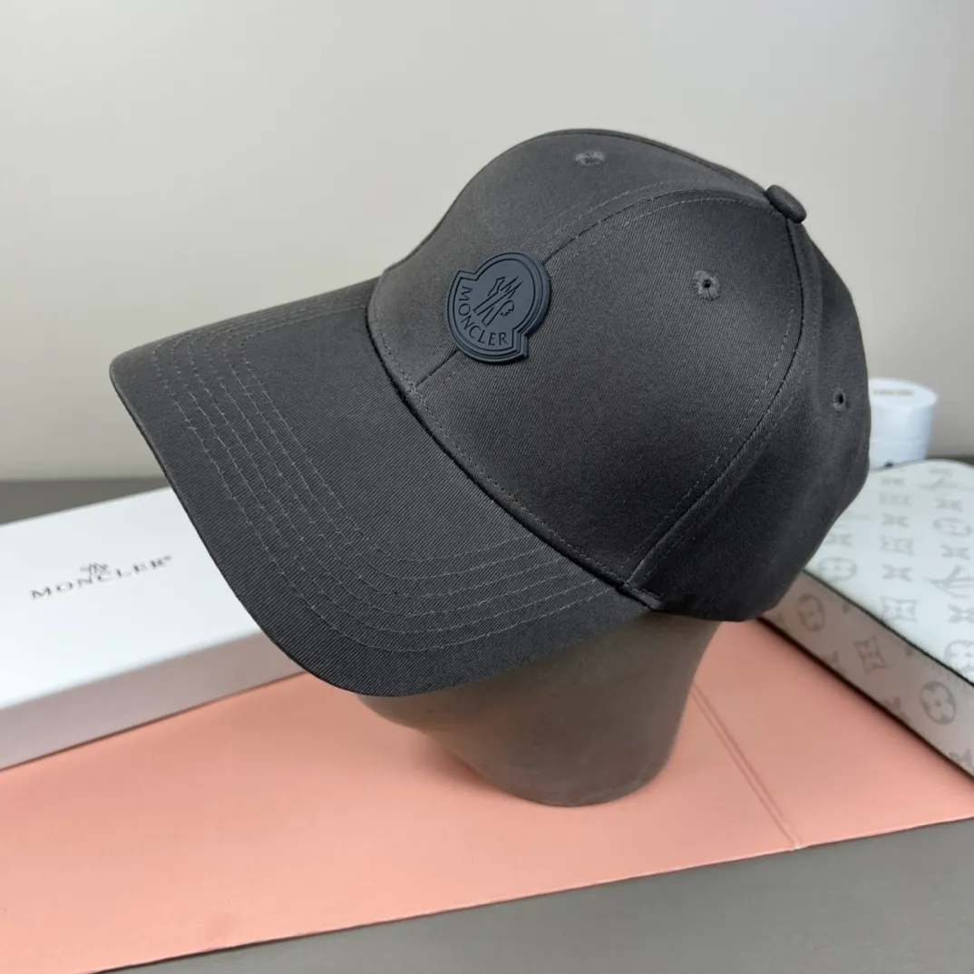 P52 comes with dust bag and MONCLER mouth covering🎩Good quality, high-end and stylish, super popular💖The texture is great, it’s great to match when out on the street! Fashion trends! A must-have item for going out, the same style for men and women, get it now!