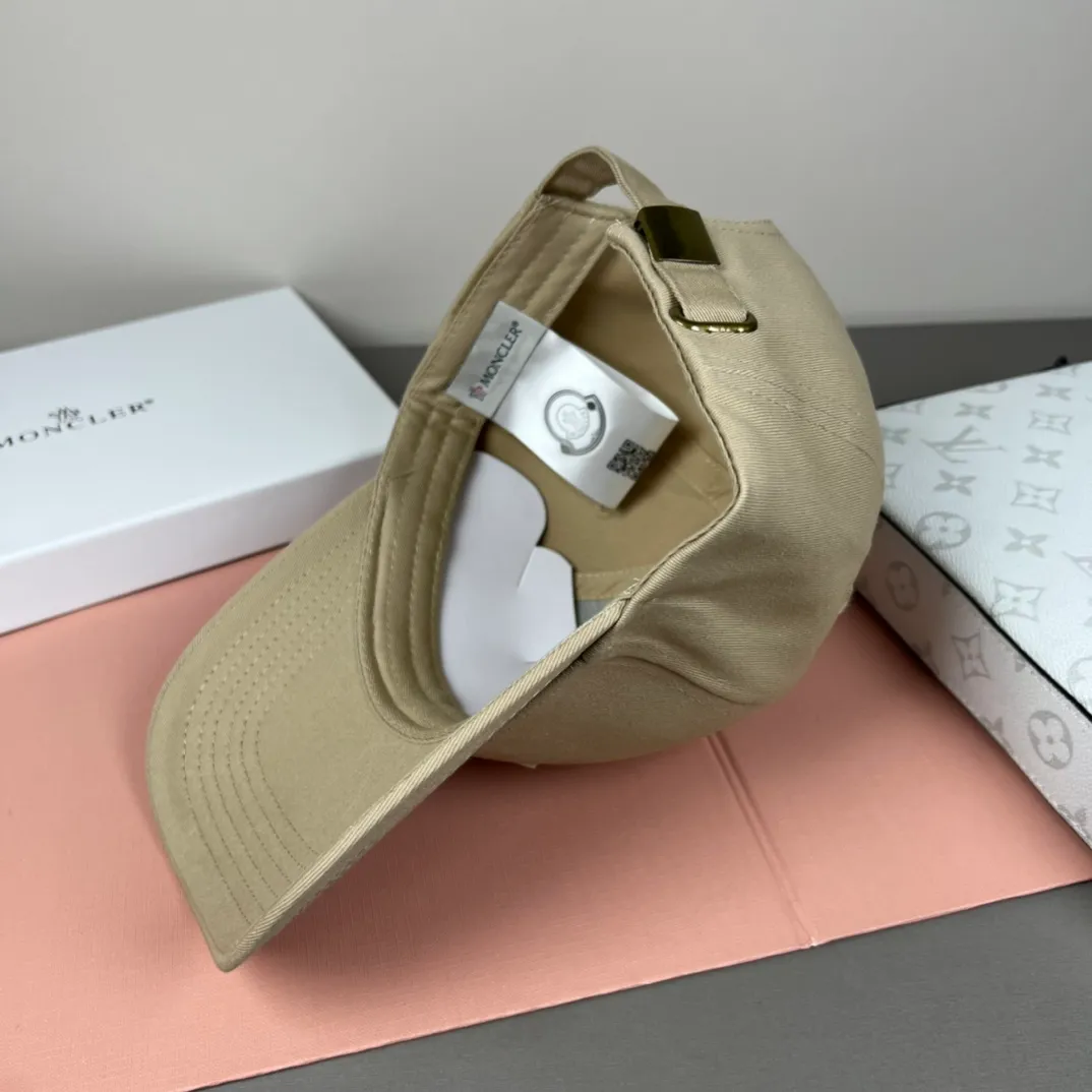 P52 comes with dust bag and MONCLER mouth covering🎩Good quality, high-end and stylish, super popular💖The texture is great, it’s great to match when out on the street! Fashion trends! A must-have item for going out, the same style for men and women, get it now!