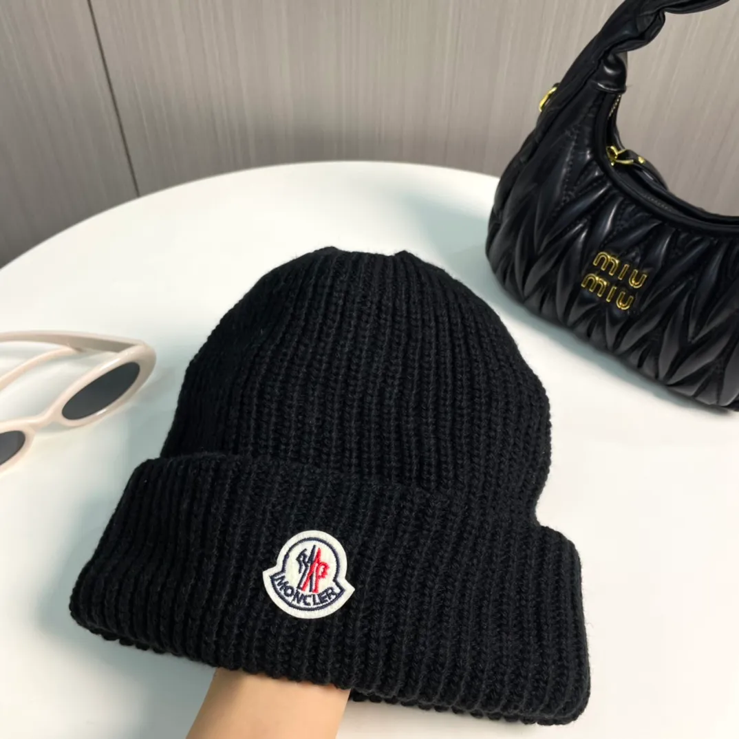 P50 Moncler Moncler 2024 early autumn and winter classic knitted hat, original replica. Very soft and skin-friendly, very elastic 💓 Textured and very versatile style ~ Warm cashmere woolen hat, one size fits all and elastic ~ Unisex, can be worn by any head size. Super quality, highly recommended