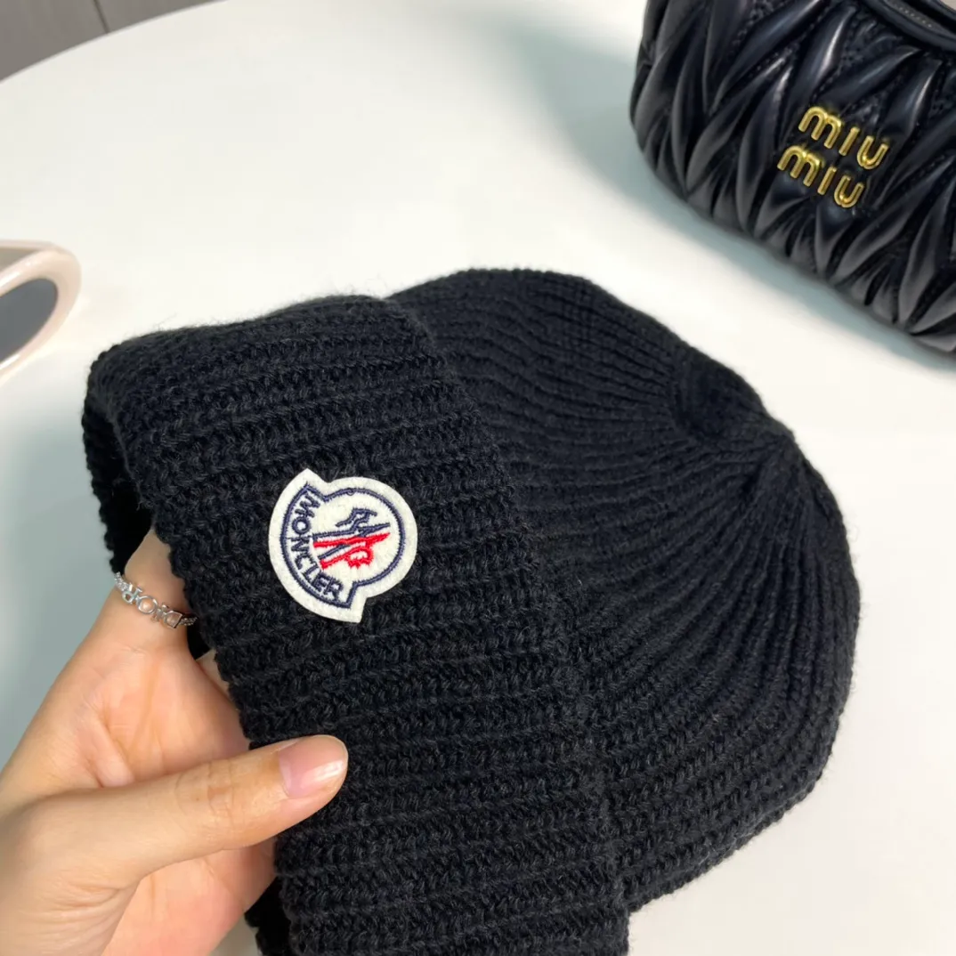 P50 Moncler Moncler 2024 early autumn and winter classic knitted hat, original replica. Very soft and skin-friendly, very elastic 💓 Textured and very versatile style ~ Warm cashmere woolen hat, one size fits all and elastic ~ Unisex, can be worn by any head size. Super quality, highly recommended