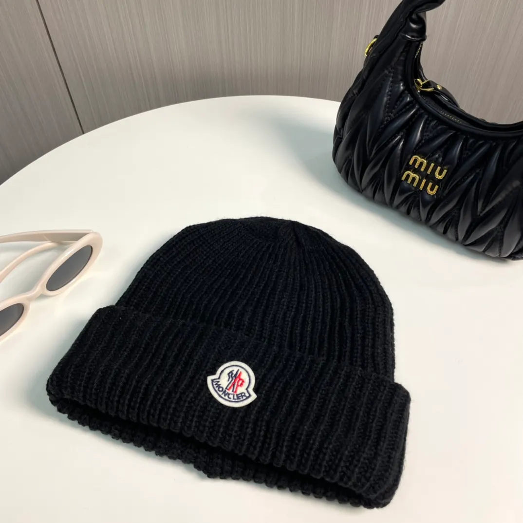 P50 Moncler Moncler 2024 early autumn and winter classic knitted hat, original replica. Very soft and skin-friendly, very elastic 💓 Textured and very versatile style ~ Warm cashmere woolen hat, one size fits all and elastic ~ Unisex, can be worn by any head size. Super quality, highly recommended