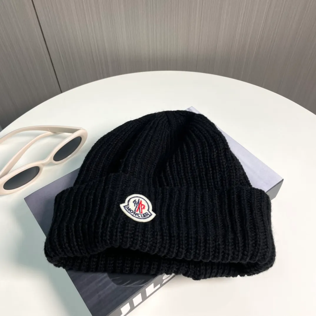 P50 Moncler Moncler 2024 early autumn and winter classic knitted hat, original replica. Very soft and skin-friendly, very elastic 💓 Textured and very versatile style ~ Warm cashmere woolen hat, one size fits all and elastic ~ Unisex, can be worn by any head size. Super quality, highly recommended
