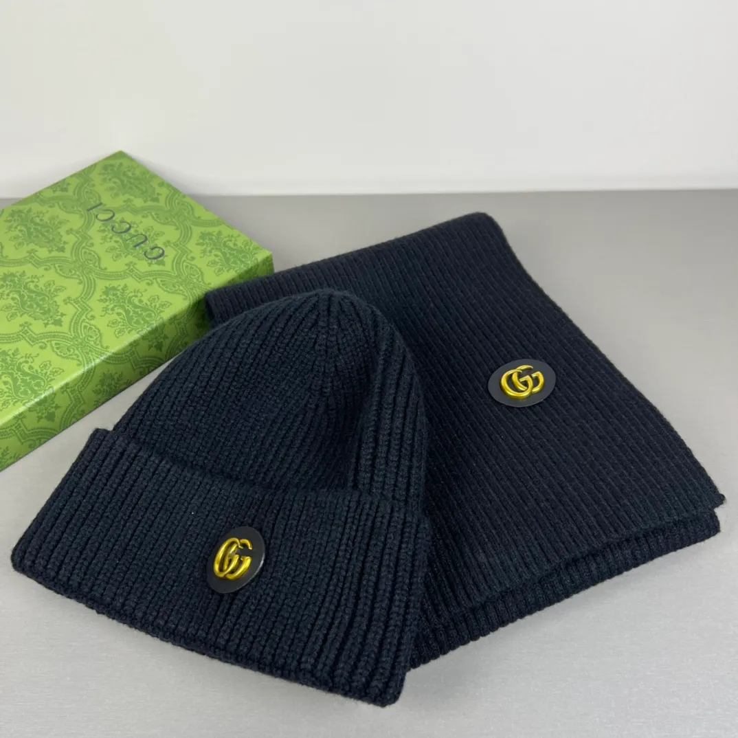 P150 GUCCI classic suit hat! Hat ➕Scarf! Cashmere and Rabbit Velvet Quality! It's warm and super comfortable~A great tool for young ladies to reduce their age in winter~This winter, all you need is a set of hats~It's warm and fashionable! Unisex model! Can be made as a couple model! Complete range of anti-counterfeiting labels and elevators! Many styles, welcome to choose!!
