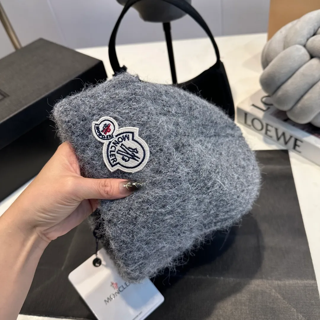P56 MONCLER 🎩 wool knitted beanie, good quality, high-end, super soft! Super hot💖The texture is great and it’s great to match when out on the street! Fashion trends! A must-have item for winter, the same style for men and women, get it now!