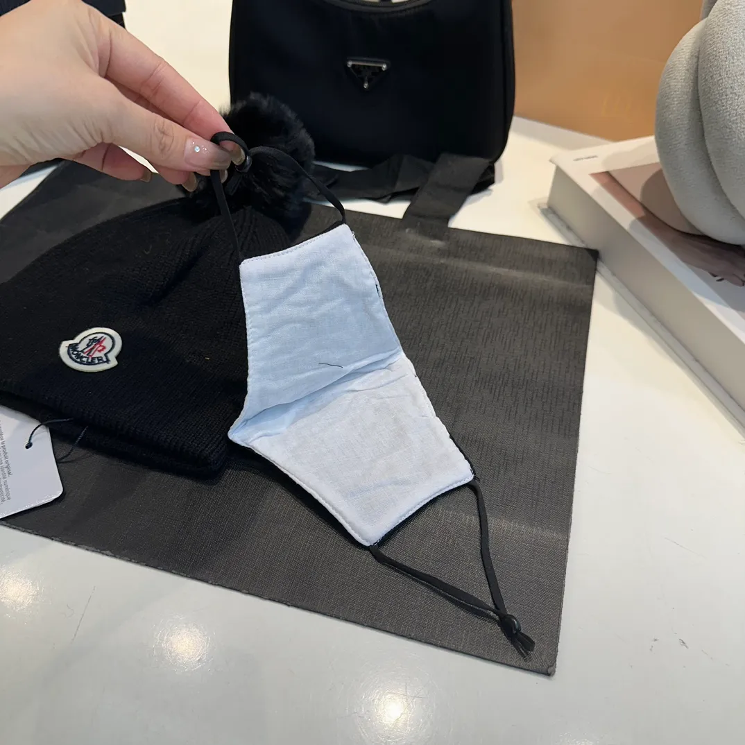 P80 Moncler muzzle hat + mask imitating cold set Autumn and winter women's wool woven warm knitted hat Cashmere soft and waxy texture, authentic quality enjoyment! Original label! High quality in stock!