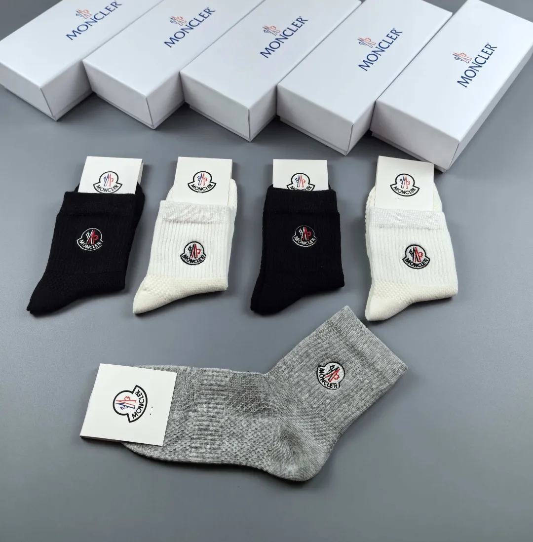 Special P90💛 Comes with counter packaging MONCLER’s latest mid-length embroidered socks! Five pairs in a box, synchronized tube socks at the counter, 💛 big brands are out, a must-have for fashionistas 🔥 super easy to match