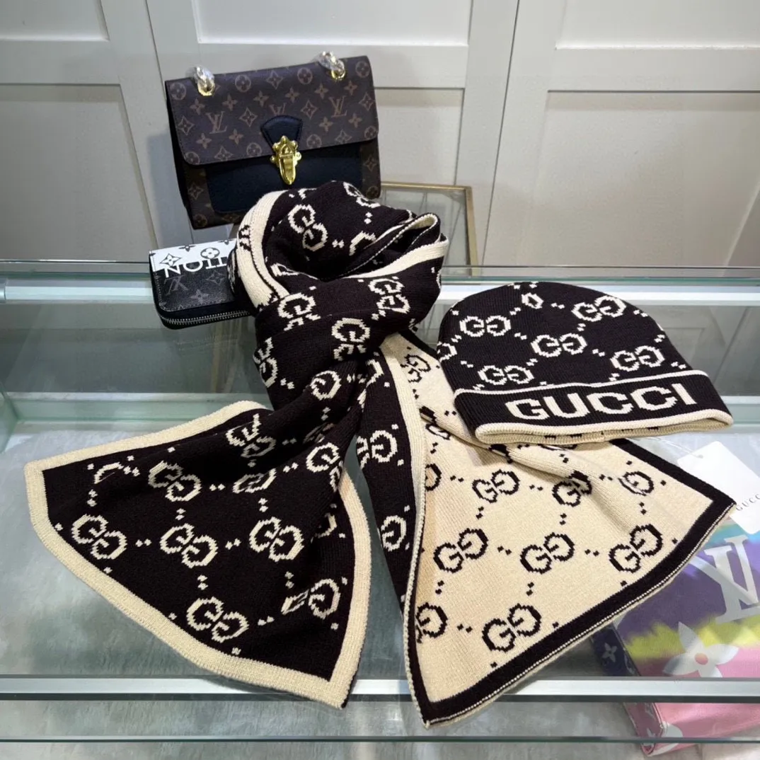 P160 GUCCI classic suit hat! Hat ➕Scarf! Cashmere and Rabbit Velvet Quality! It's warm and super comfortable~A great tool for young ladies to reduce their age in winter~This winter, all you need is a set of hats~It's warm and fashionable! Unisex model! Can be made as a couple model! Complete range of anti-counterfeiting labels and elevators! Many styles, welcome to choose!!