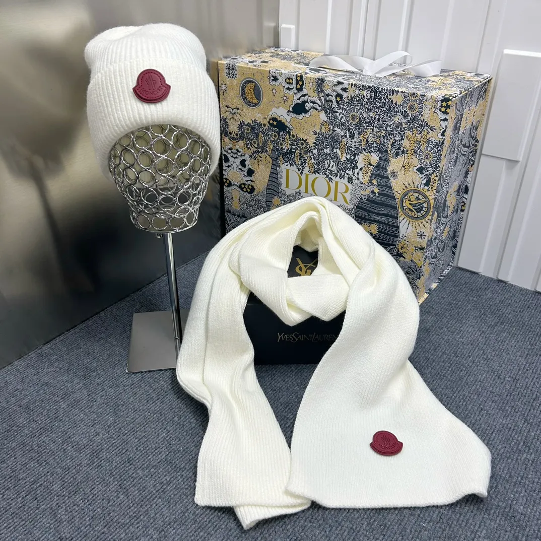 Cabbage price Moncler small leather label hat and scarf set🔥