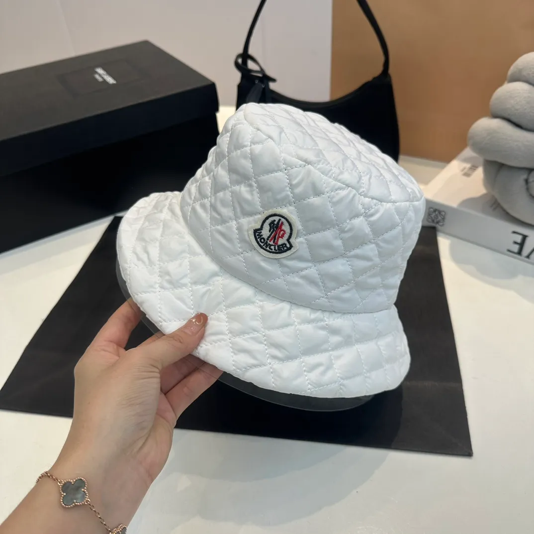 P70 Moncler Meng Mouth Women's Down Cotton Warm Fisherman Hat in Autumn and Winter. Lightweight, warm and comfortable winter fisherman hat. Diamond-shaped embroidered thread quilted, windproof and cold-proof. Also suitable for babies with big head circumferences.