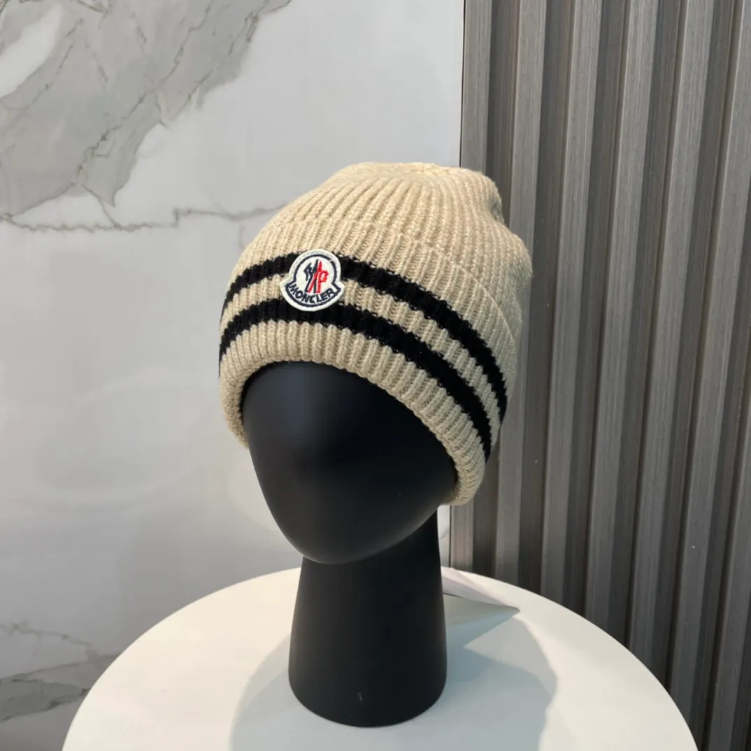 P56 Moncler👒Classic original single-mouthed knitted beanie, made of selected wool fabric with ultra-high wool content‼ ️Super soft to the touch, extremely elastic, high-end, age-reducing, and super warm!