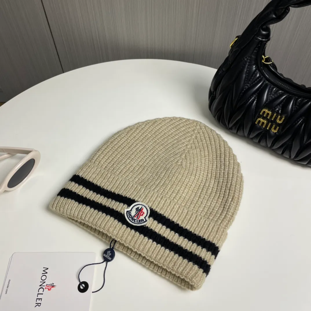 P56 Moncler👒Classic original single-mouthed knitted beanie, made of selected wool fabric with ultra-high wool content‼ ️Super soft to the touch, extremely elastic, high-end, age-reducing, and super warm!