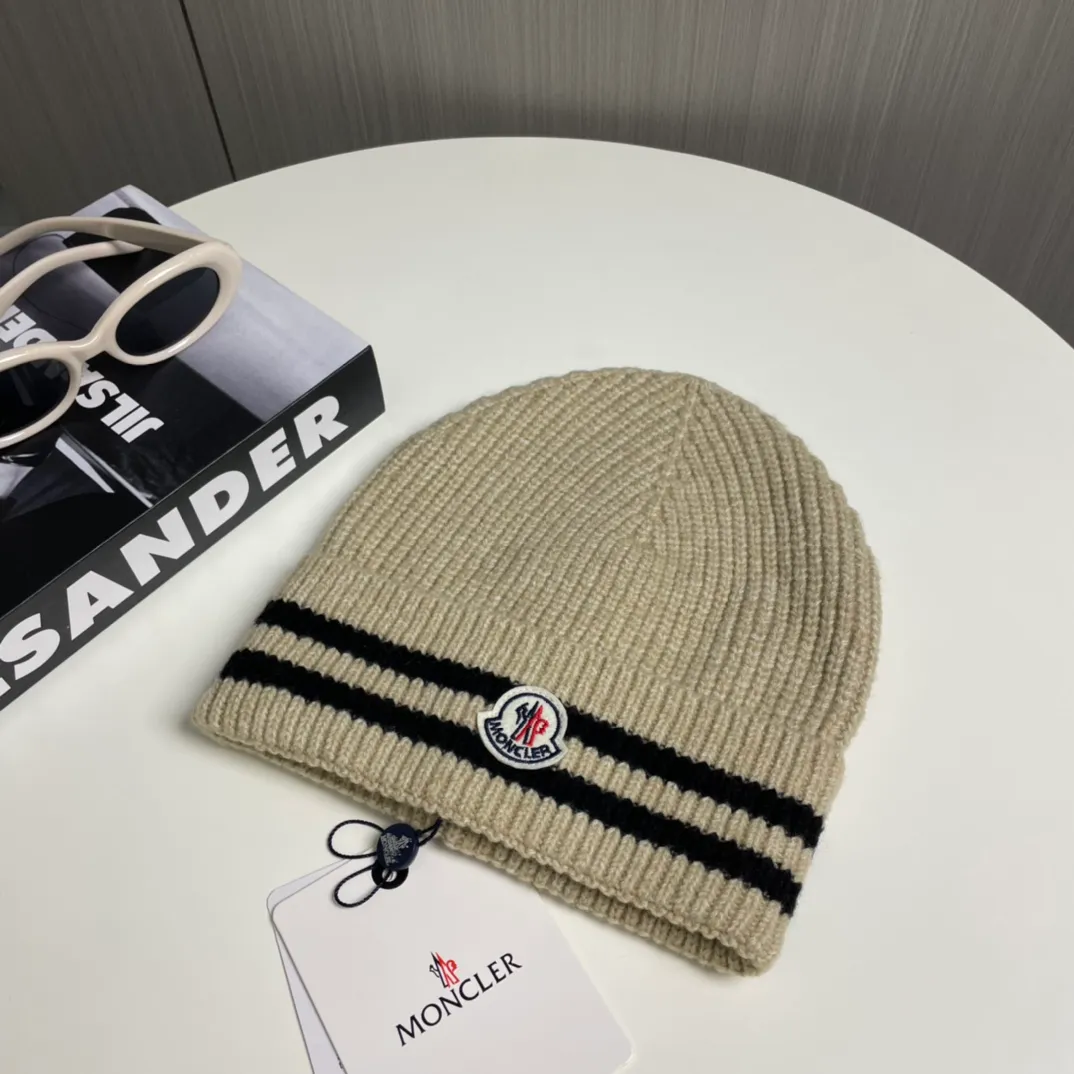 P56 Moncler👒Classic original single-mouthed knitted beanie, made of selected wool fabric with ultra-high wool content‼ ️Super soft to the touch, extremely elastic, high-end, age-reducing, and super warm!