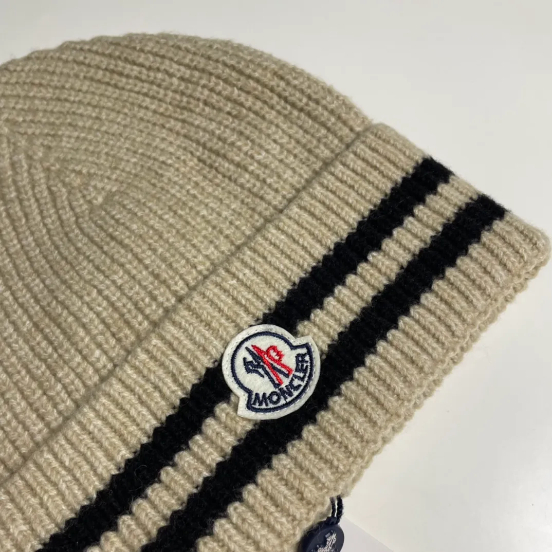 P56 Moncler👒Classic original single-mouthed knitted beanie, made of selected wool fabric with ultra-high wool content‼ ️Super soft to the touch, extremely elastic, high-end, age-reducing, and super warm!