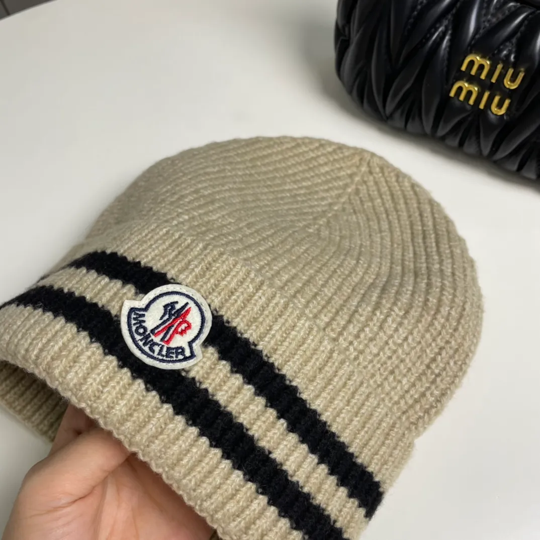 P56 Moncler👒Classic original single-mouthed knitted beanie, made of selected wool fabric with ultra-high wool content‼ ️Super soft to the touch, extremely elastic, high-end, age-reducing, and super warm!