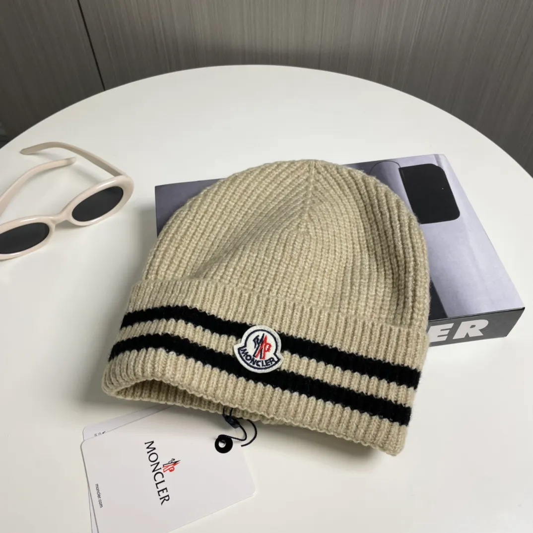 P56 Moncler👒Classic original single-mouthed knitted beanie, made of selected wool fabric with ultra-high wool content‼ ️Super soft to the touch, extremely elastic, high-end, age-reducing, and super warm!