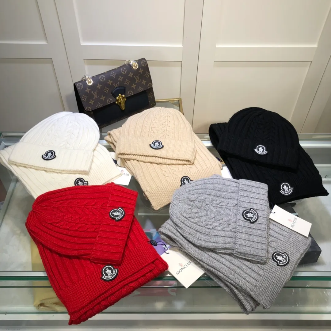 P230 [Wool suit hat] MONCLER classic suit hat! Hat ➕Scarf! It's warm and super comfortable~A great tool for young ladies to reduce their age in winter~This winter, all you need is a set of hats~It's warm and fashionable! Unisex model! Can be made as a couple model! Complete range of anti-counterfeiting labels and elevators! Many styles, welcome to choose!!