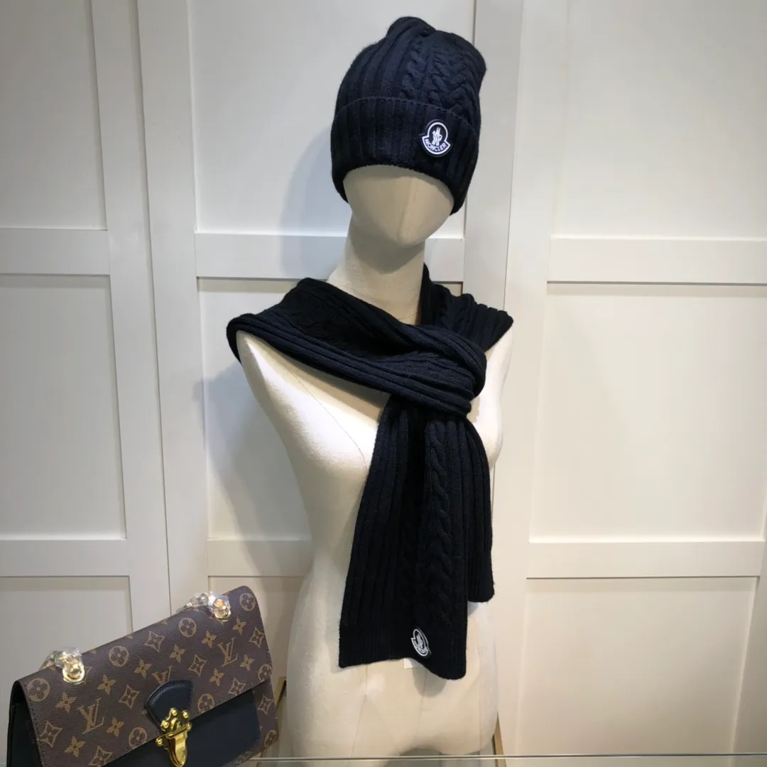 P230 [Wool suit hat] MONCLER classic suit hat! Hat ➕Scarf! It's warm and super comfortable~A great tool for young ladies to reduce their age in winter~This winter, all you need is a set of hats~It's warm and fashionable! Unisex model! Can be made as a couple model! Complete range of anti-counterfeiting labels and elevators! Many styles, welcome to choose!!