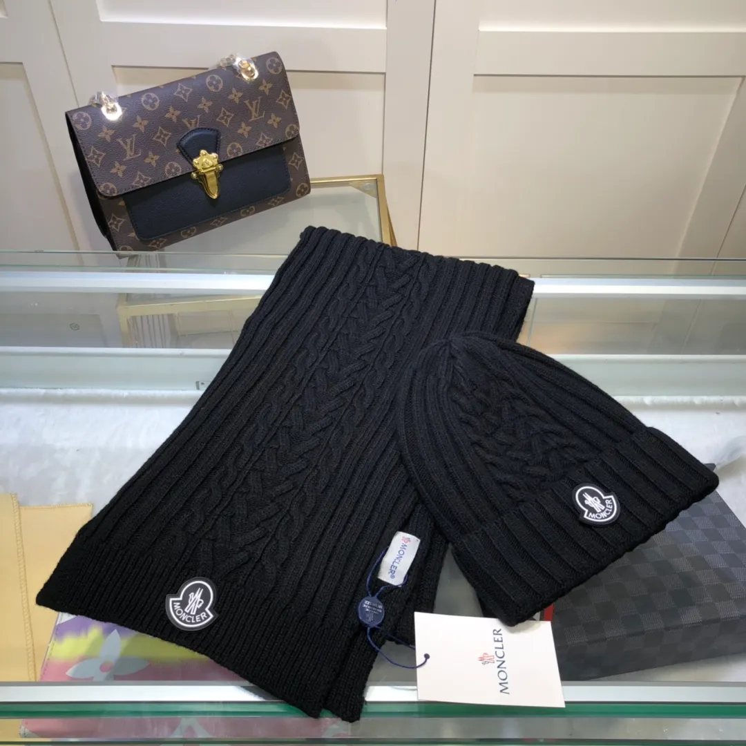 P230 [Wool suit hat] MONCLER classic suit hat! Hat ➕Scarf! It's warm and super comfortable~A great tool for young ladies to reduce their age in winter~This winter, all you need is a set of hats~It's warm and fashionable! Unisex model! Can be made as a couple model! Complete range of anti-counterfeiting labels and elevators! Many styles, welcome to choose!!