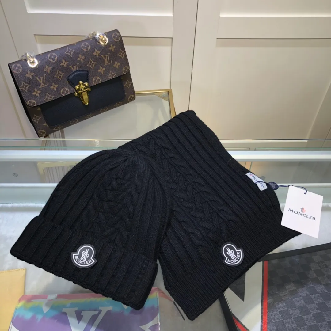 P230 [Wool suit hat] MONCLER classic suit hat! Hat ➕Scarf! It's warm and super comfortable~A great tool for young ladies to reduce their age in winter~This winter, all you need is a set of hats~It's warm and fashionable! Unisex model! Can be made as a couple model! Complete range of anti-counterfeiting labels and elevators! Many styles, welcome to choose!!