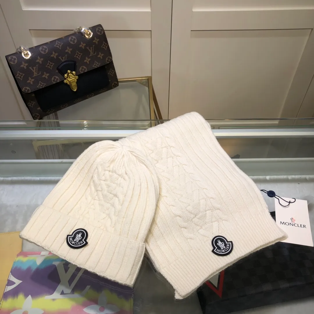 P230 [Wool suit hat] MONCLER classic suit hat! Hat ➕Scarf! It's warm and super comfortable~A great tool for young ladies to reduce their age in winter~This winter, all you need is a set of hats~It's warm and fashionable! Unisex model! Can be made as a couple model! Complete range of anti-counterfeiting labels and elevators! Many styles, welcome to choose!!