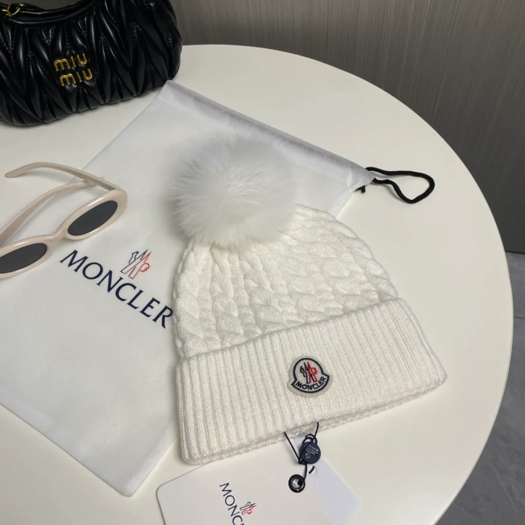 P90 with dust bag Moncler👒Classic original single-mouthed knitted wool hat, made of selected wool fabrics with ultra-high wool content‼ ️It feels super soft and has excellent elasticity. The rabbit fur ball is high-end, age-reducing and super warm!