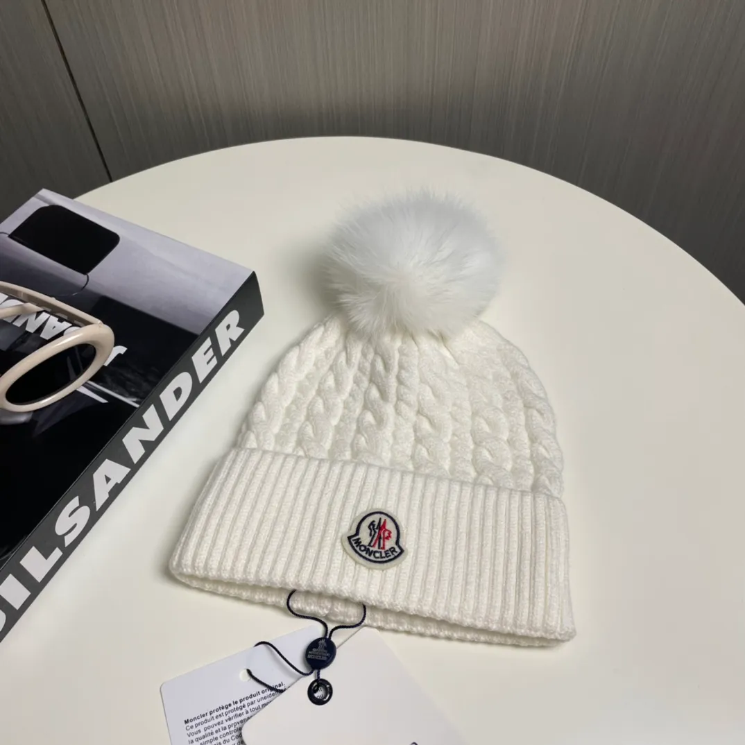 P90 with dust bag Moncler👒Classic original single-mouthed knitted wool hat, made of selected wool fabrics with ultra-high wool content‼ ️It feels super soft and has excellent elasticity. The rabbit fur ball is high-end, age-reducing and super warm!