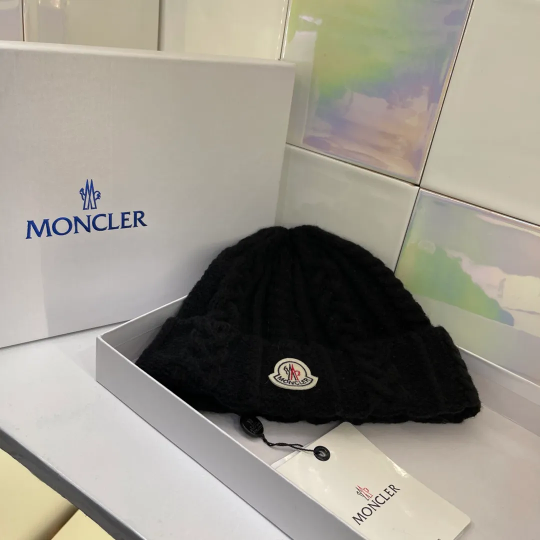 MONCLER Mouth Covered Twist Pattern Knitted Hat, Sweet and Temperamental Style, Every Color Looks Good, Super Versatile