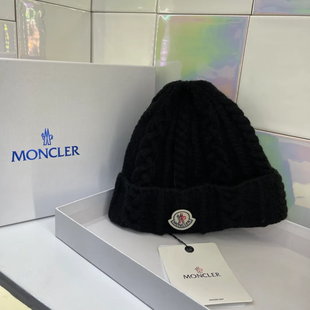 MONCLER Mouth Covered Twist Pattern Knitted Hat, Sweet and Temperamental Style, Every Color Looks Good, Super Versatile