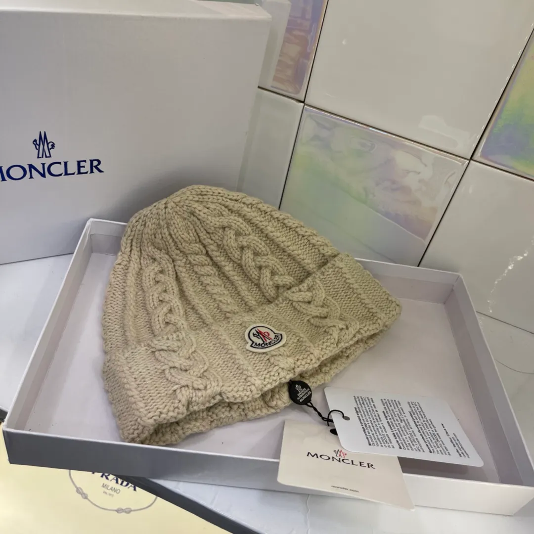MONCLER Mouth Covered Twist Pattern Knitted Hat, Sweet and Temperamental Style, Every Color Looks Good, Super Versatile