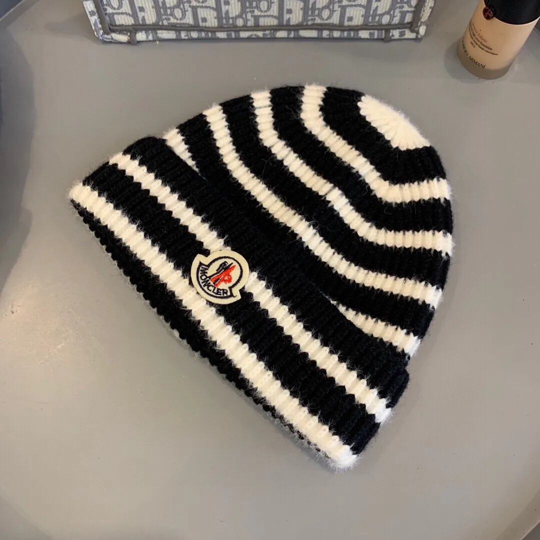 p60 👒MONCLER Mouth Mouth 👒2020 autumn and winter counter knitted striped beanie, versatile and super popular 💖The texture is first-class, and it is easy to match when going out!