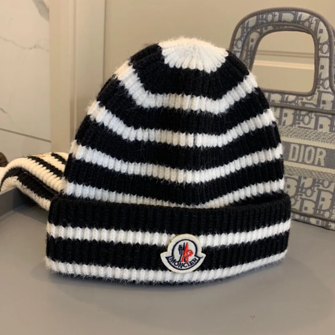 p60 👒MONCLER Mouth Mouth 👒2020 autumn and winter counter knitted striped beanie, versatile and super popular 💖The texture is first-class, and it is easy to match when going out!
