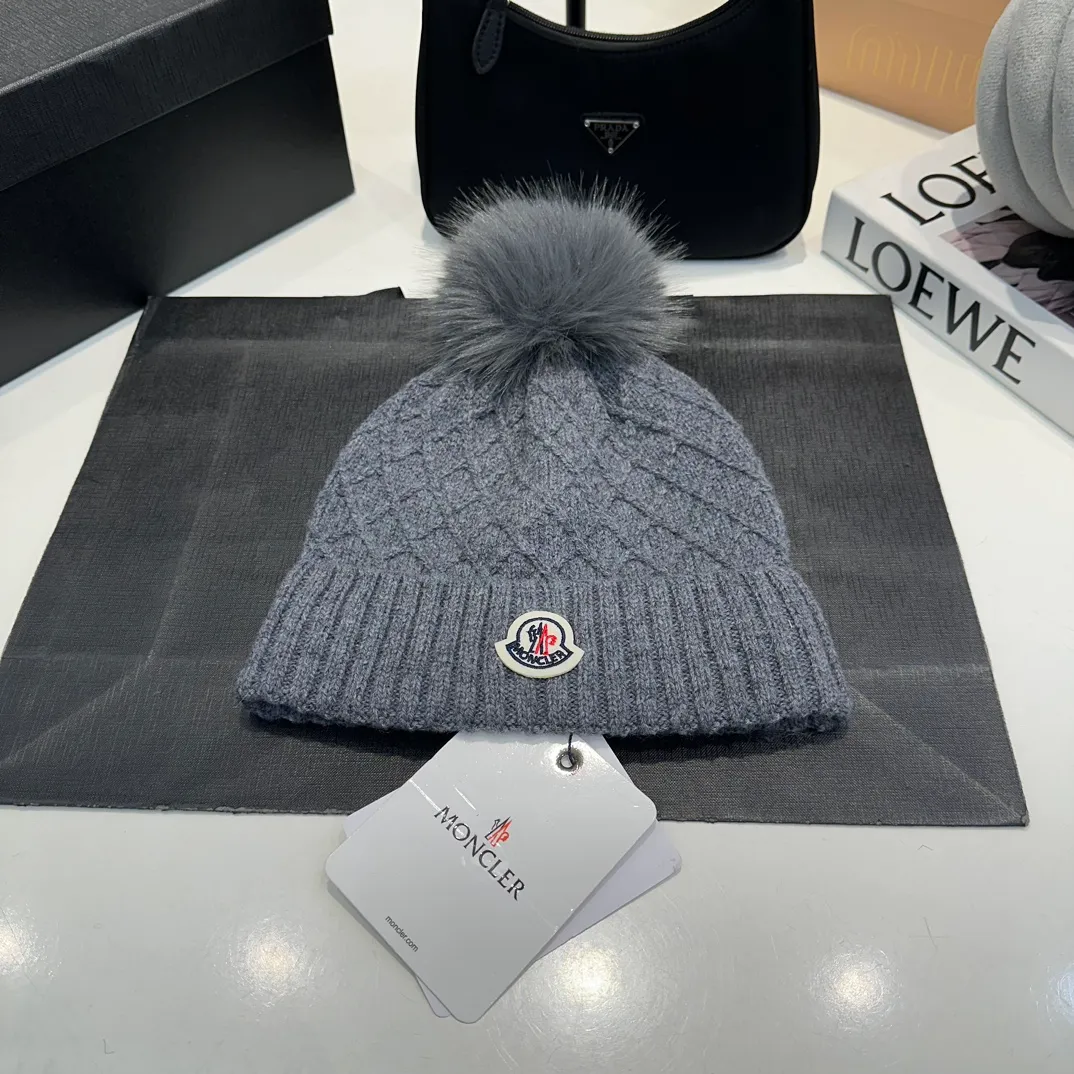 P80 Moncler👒high-end genuine exclusive style, hemp flower knitted hat, made of selected wool, skin-friendly and super soft‼ ️Paired with fox fur balls, it is very age-reducing‼ ️Complete trademark hangtags